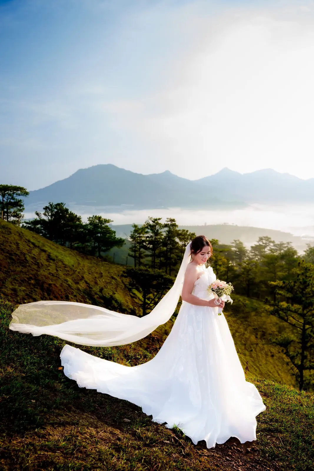 Loo mặc váy cưới, voan bay trên đồi