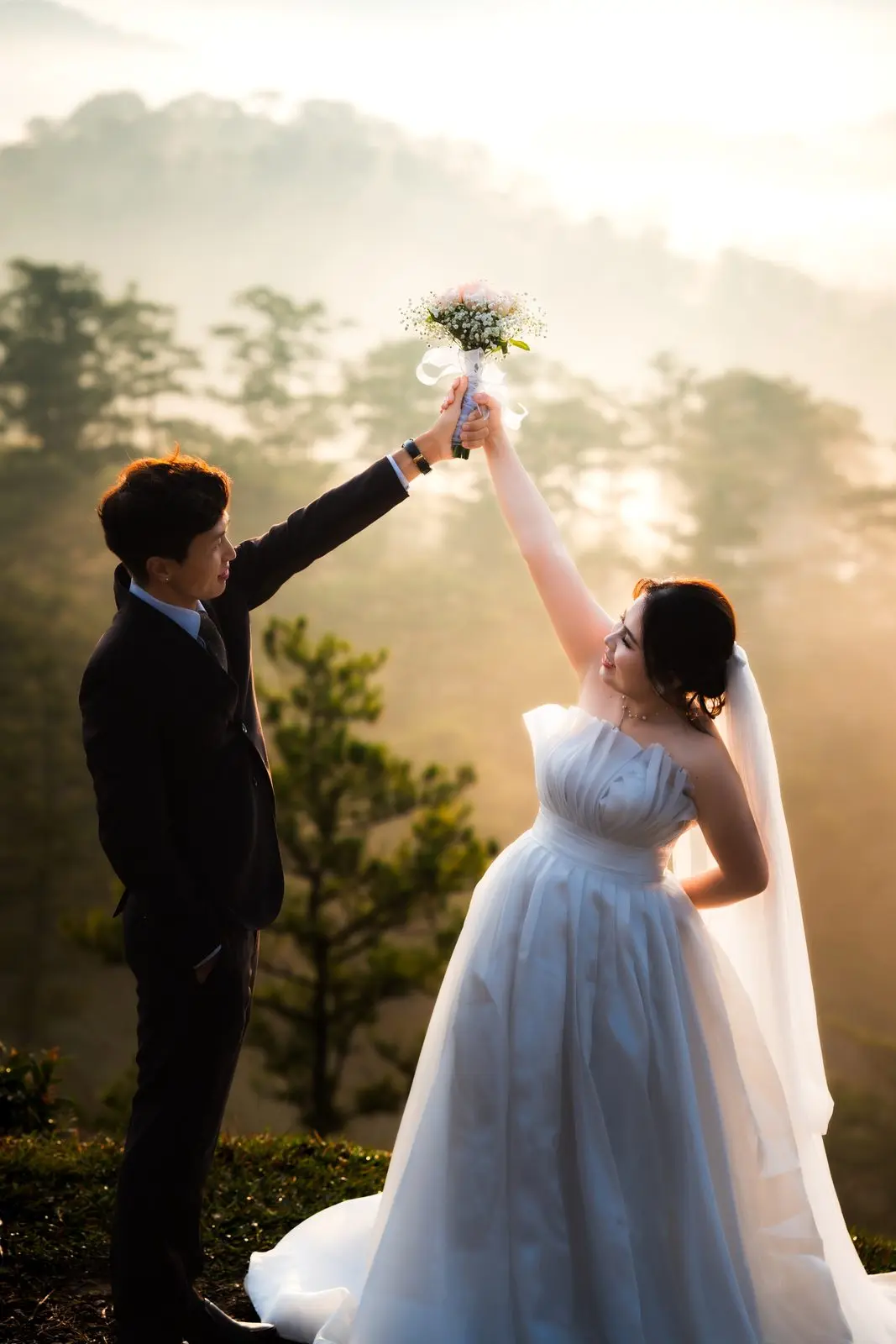 Loo giơ cao bó hoa cưới, Boo nắm tay Loo giữa đồi sương