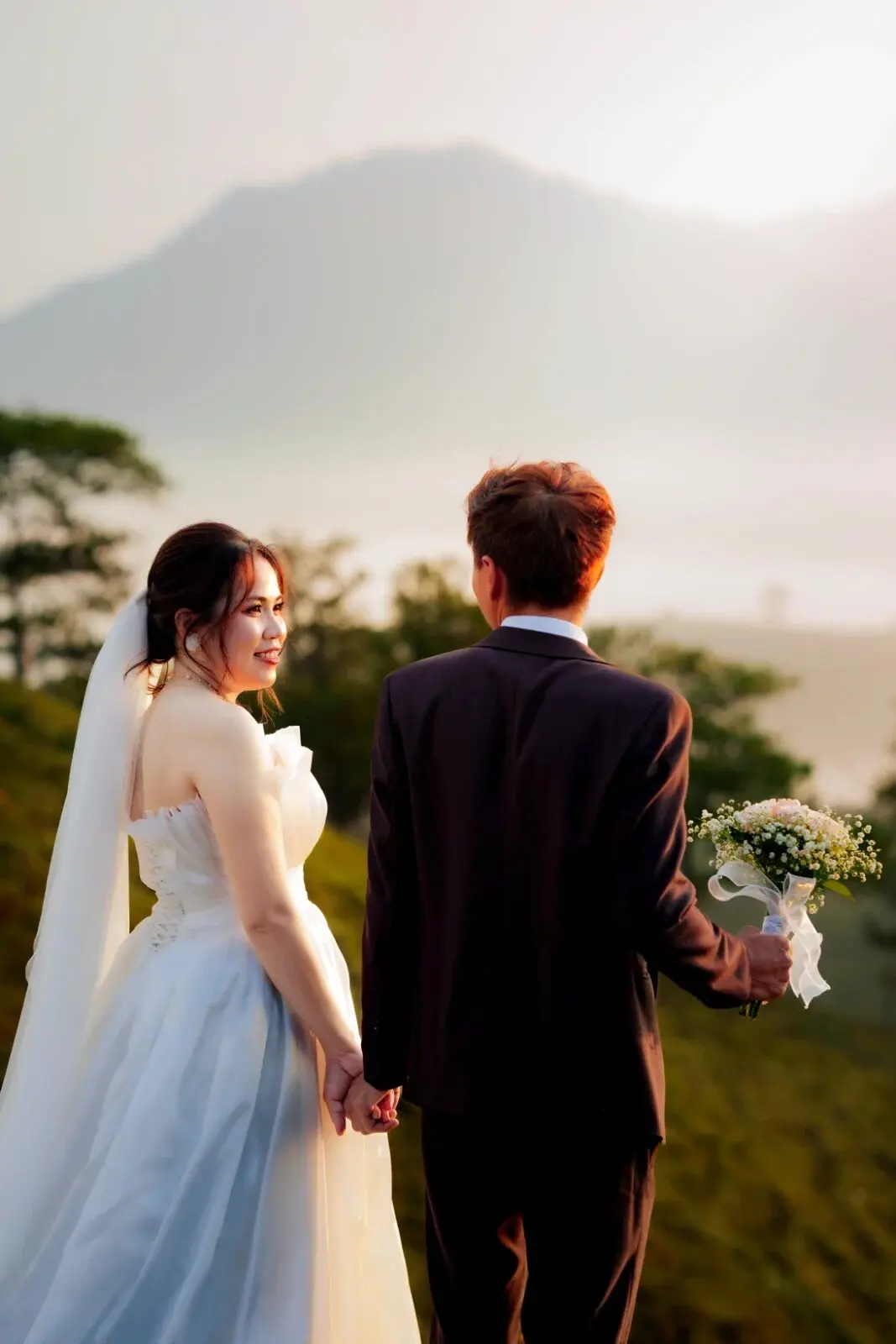 Loo và Boo nắm tay, Loo ngoái nhìn Boo giữa đồi mây
