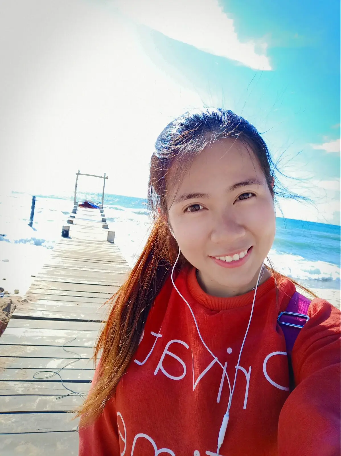 Loo chụp ảnh tự sướng trên cầu ra biển, tóc bay trong gió