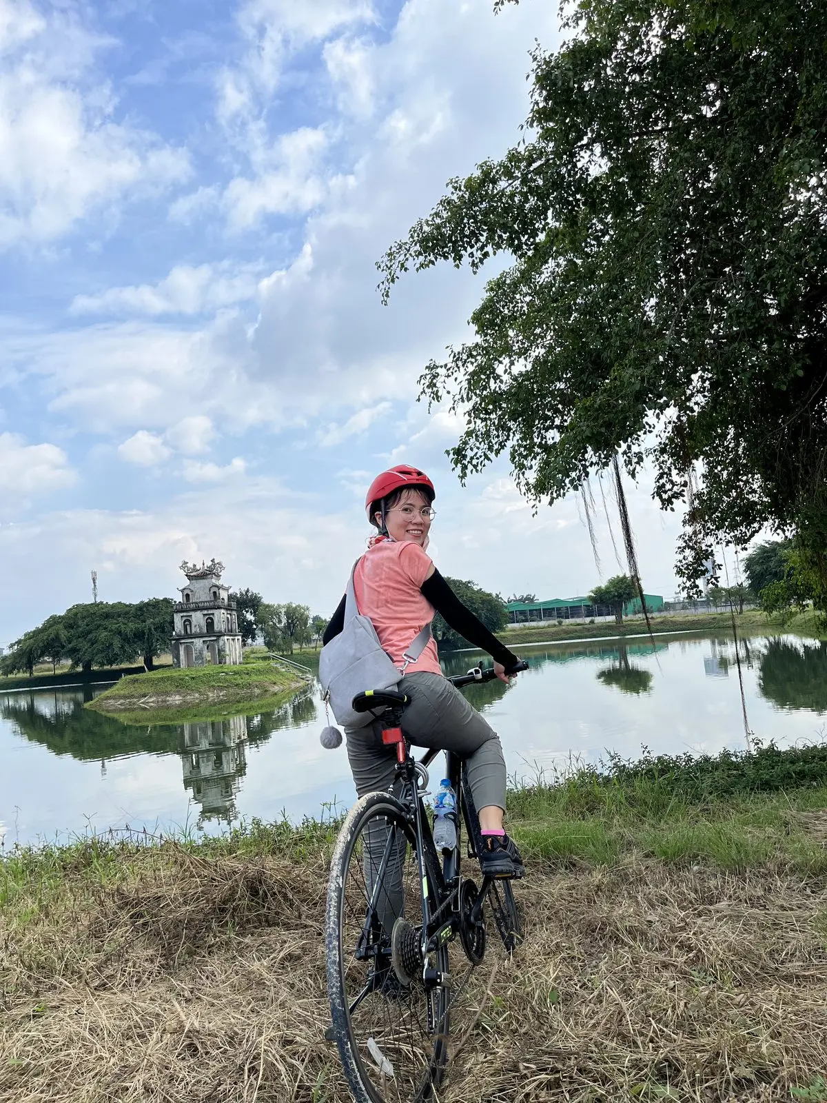 Loo đạp xe bên hồ
