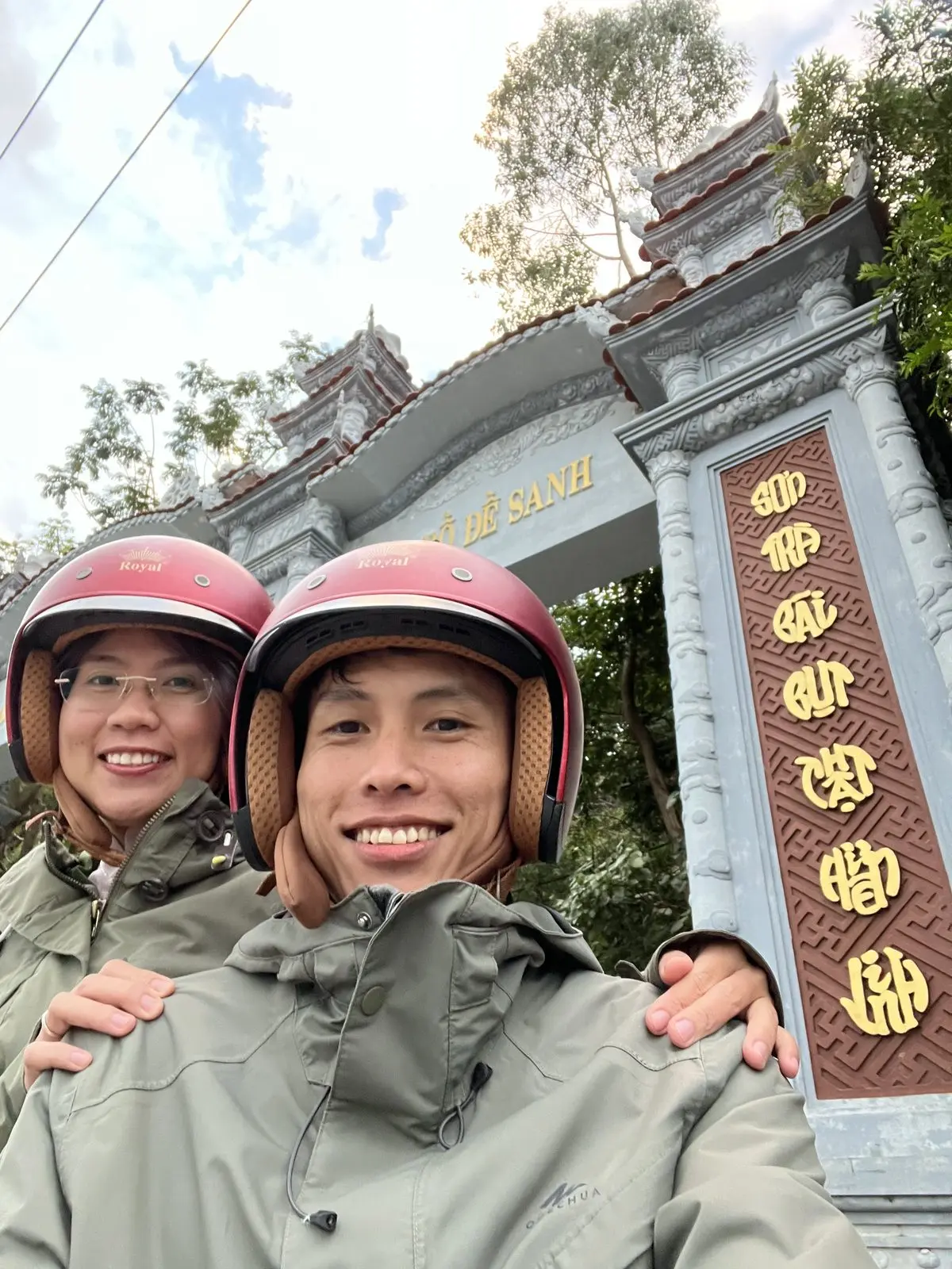 Loo và Boo đội mũ bảo hiểm, chụp ảnh tự sướng trước một cổng đền
