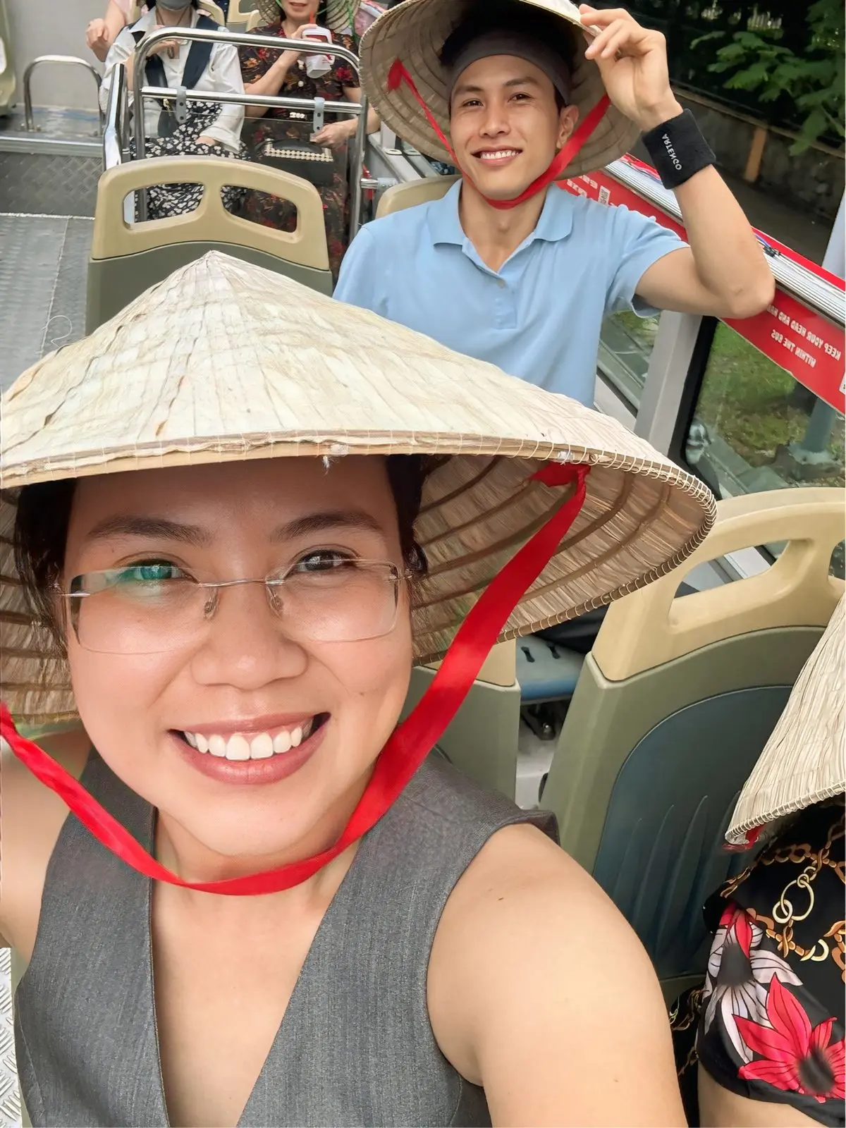 Loo đội nón lá trên xe buýt hai tầng, Boo phía sau