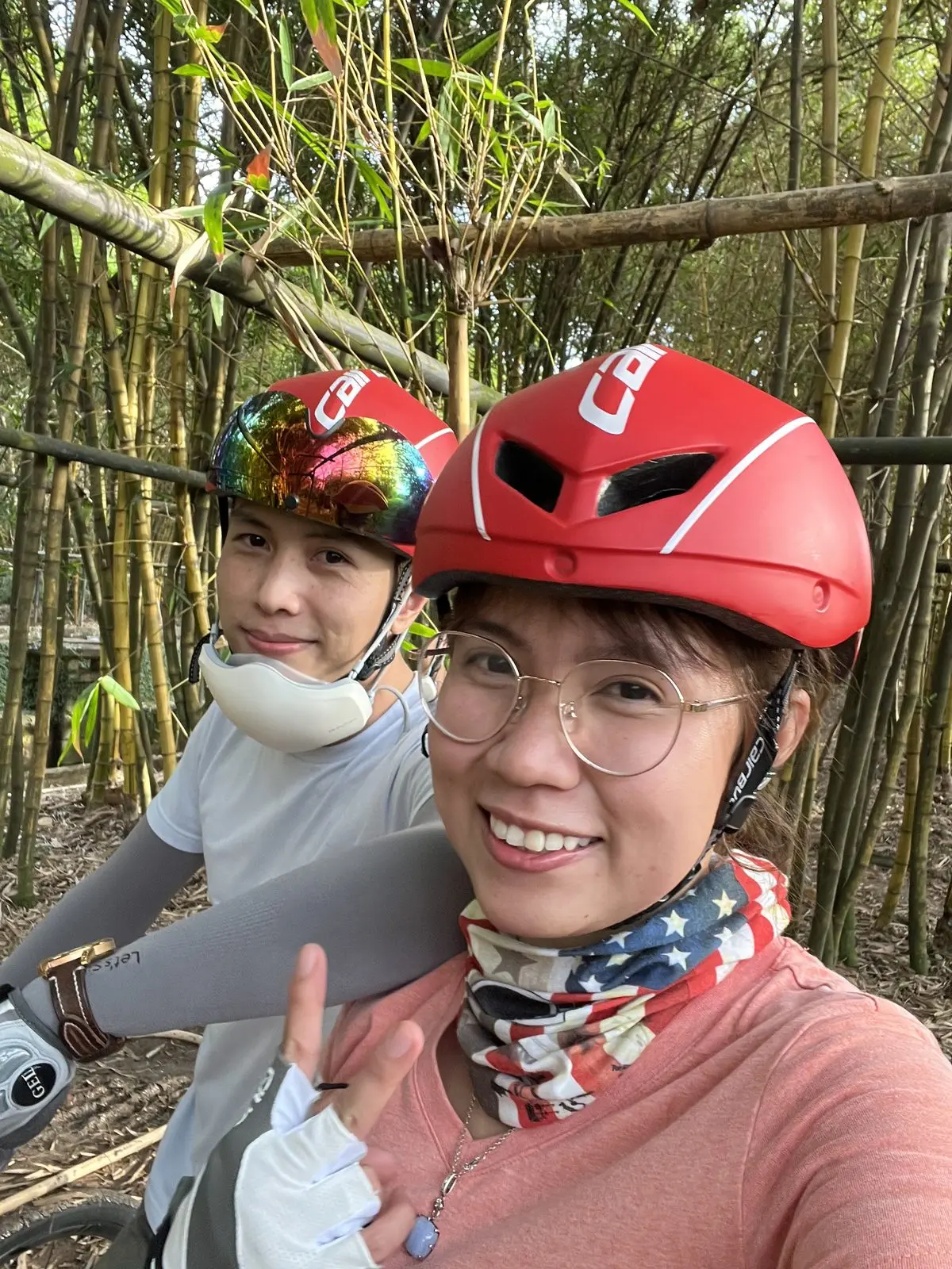 Loo và Boo đội mũ bảo hiểm, chụp ảnh tự sướng trong rừng tre