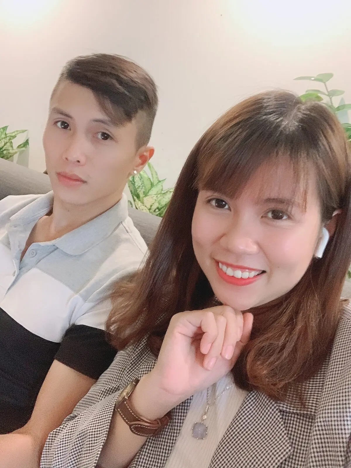 Loo và Boo chụp ảnh tự sướng, Loo tóc ngắn chống cằm