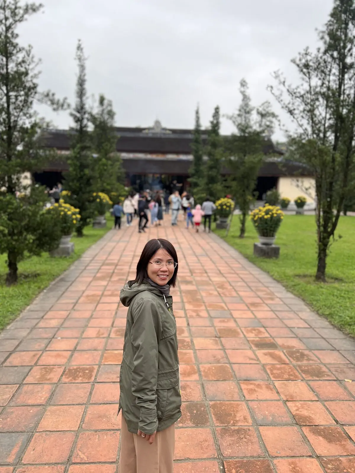 Loo đứng trên lối gạch đỏ ở chùa Thiên Mụ