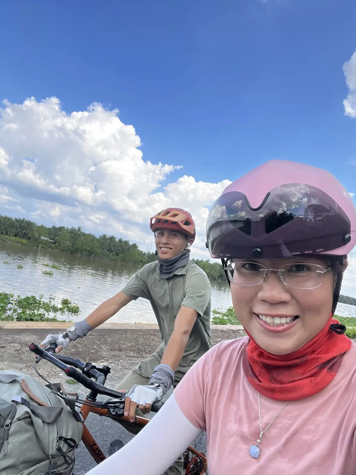 Loo đội mũ bảo hiểm chụp ảnh tự sướng bên sông, Boo đạp xe phía sau