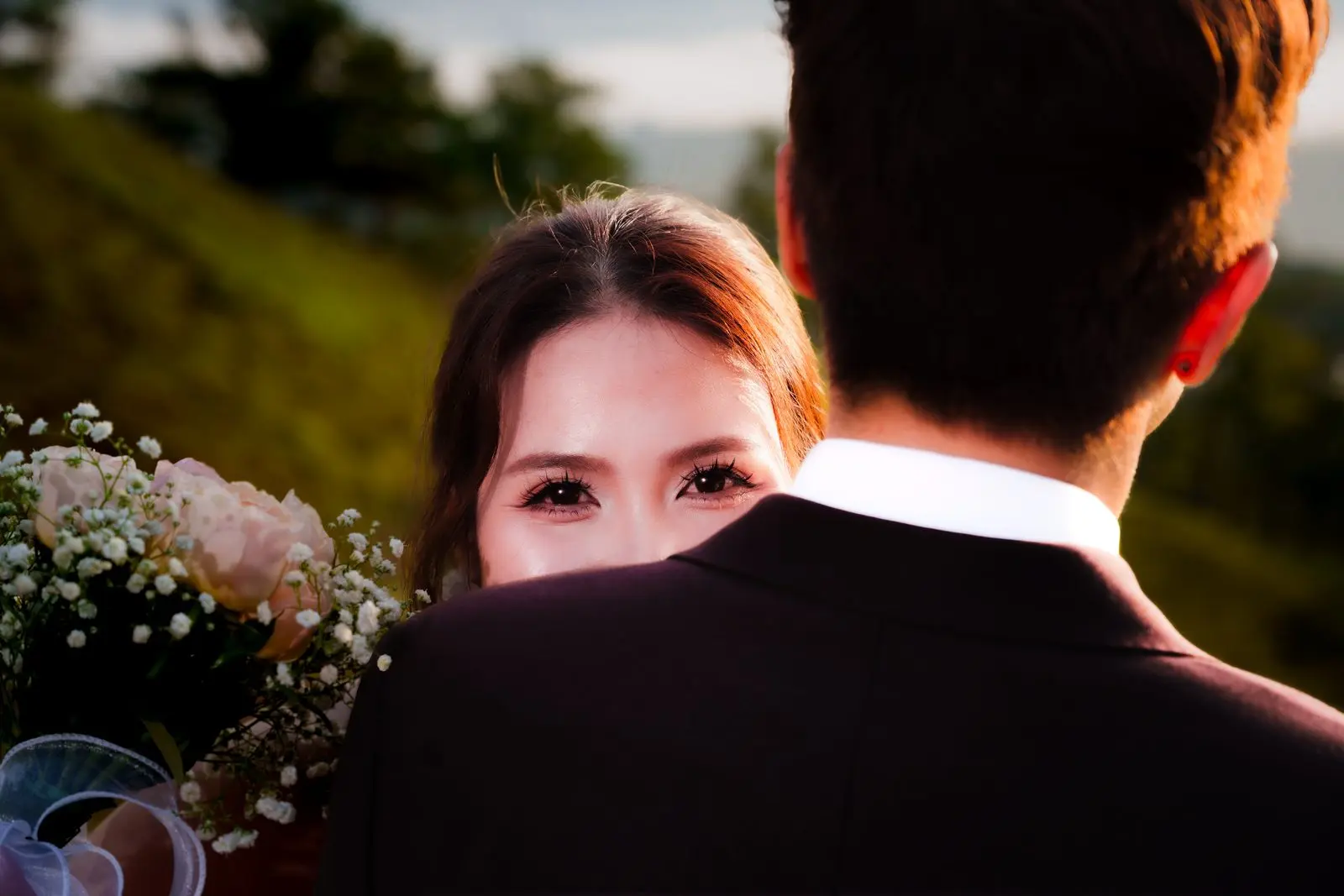 Đôi mắt Loo nhìn qua vai Boo, bó hoa cưới bên cạnh