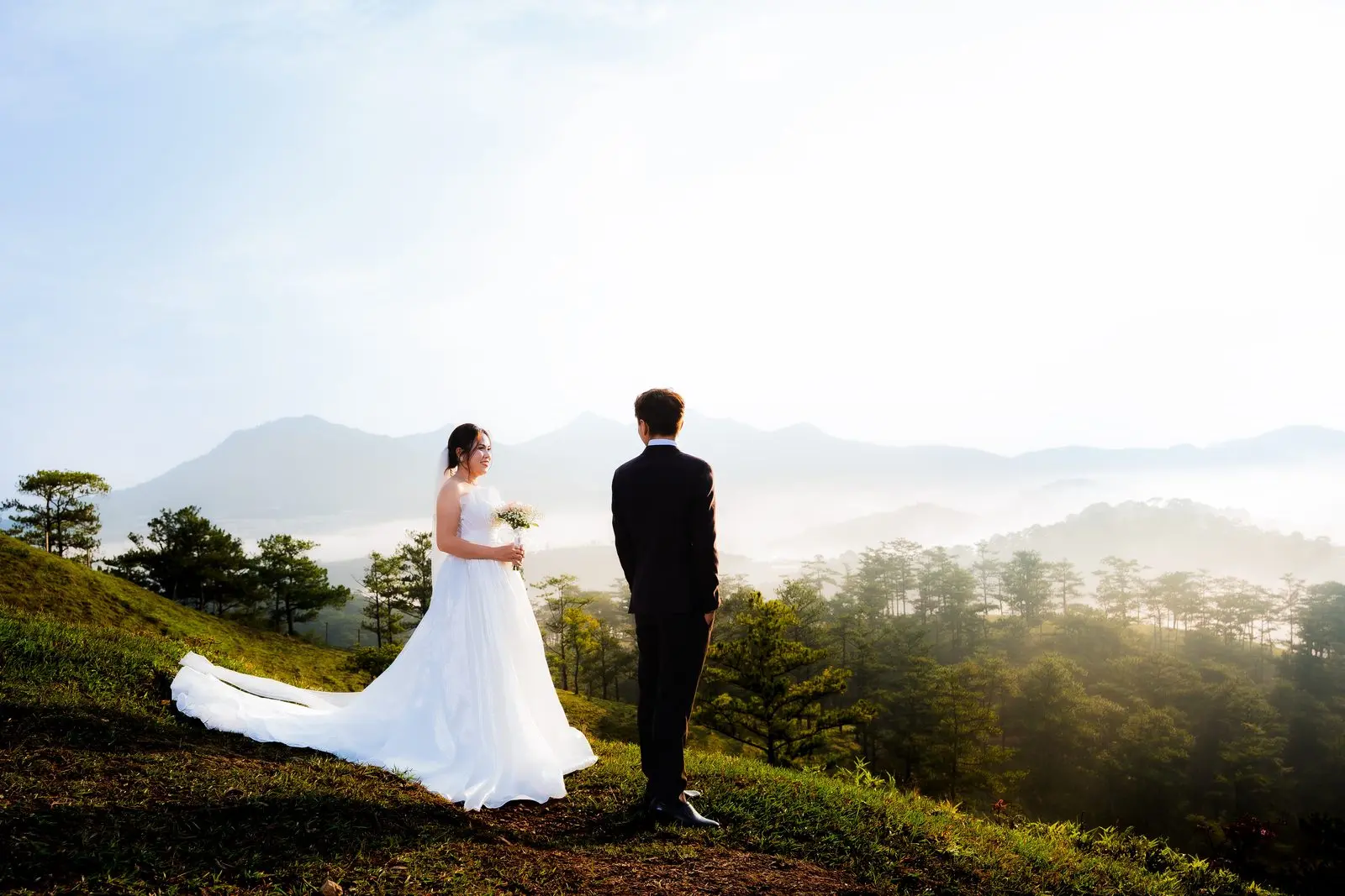 Loo và Boo đứng nhìn nhau trên đồi thông, biển mây trải dài phía sau