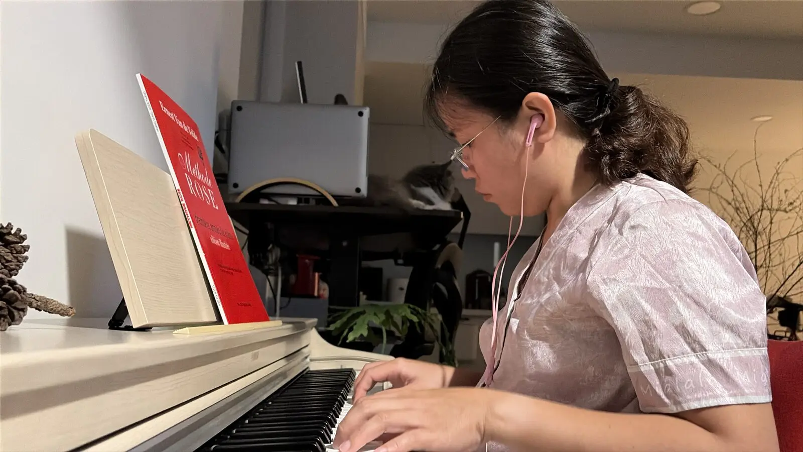 Loo ngồi đánh đàn piano ở nhà