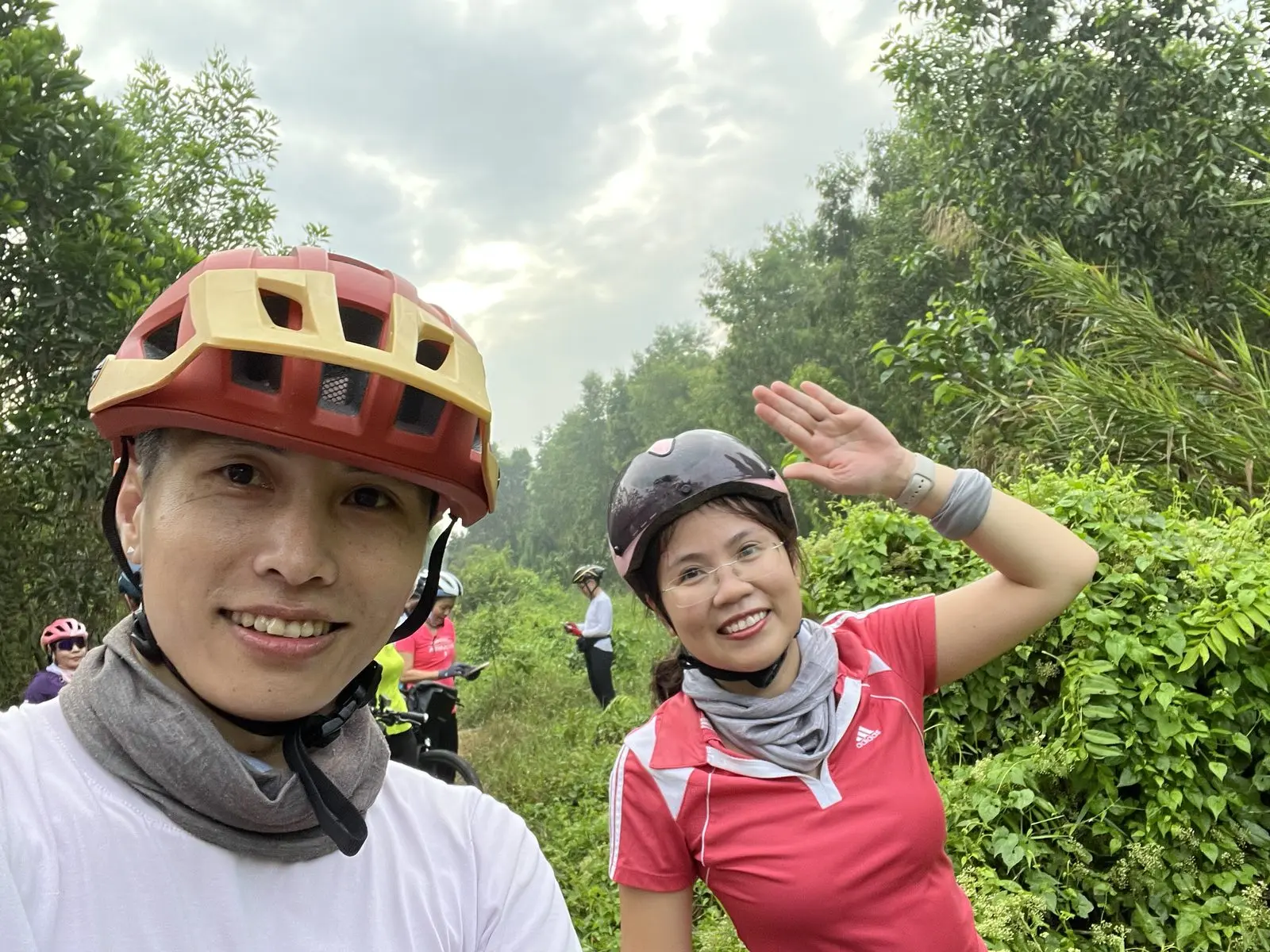 Loo và Boo đội mũ bảo hiểm, chụp ảnh tự sướng trên đường đạp xe xuyên rừng