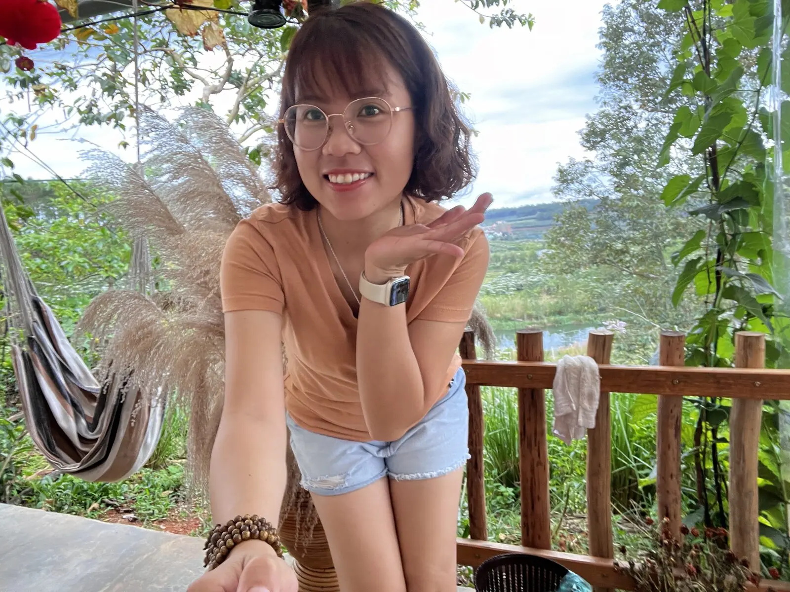 Loo tạo dáng ở quán cà phê trên đồi, cạnh chiếc võng