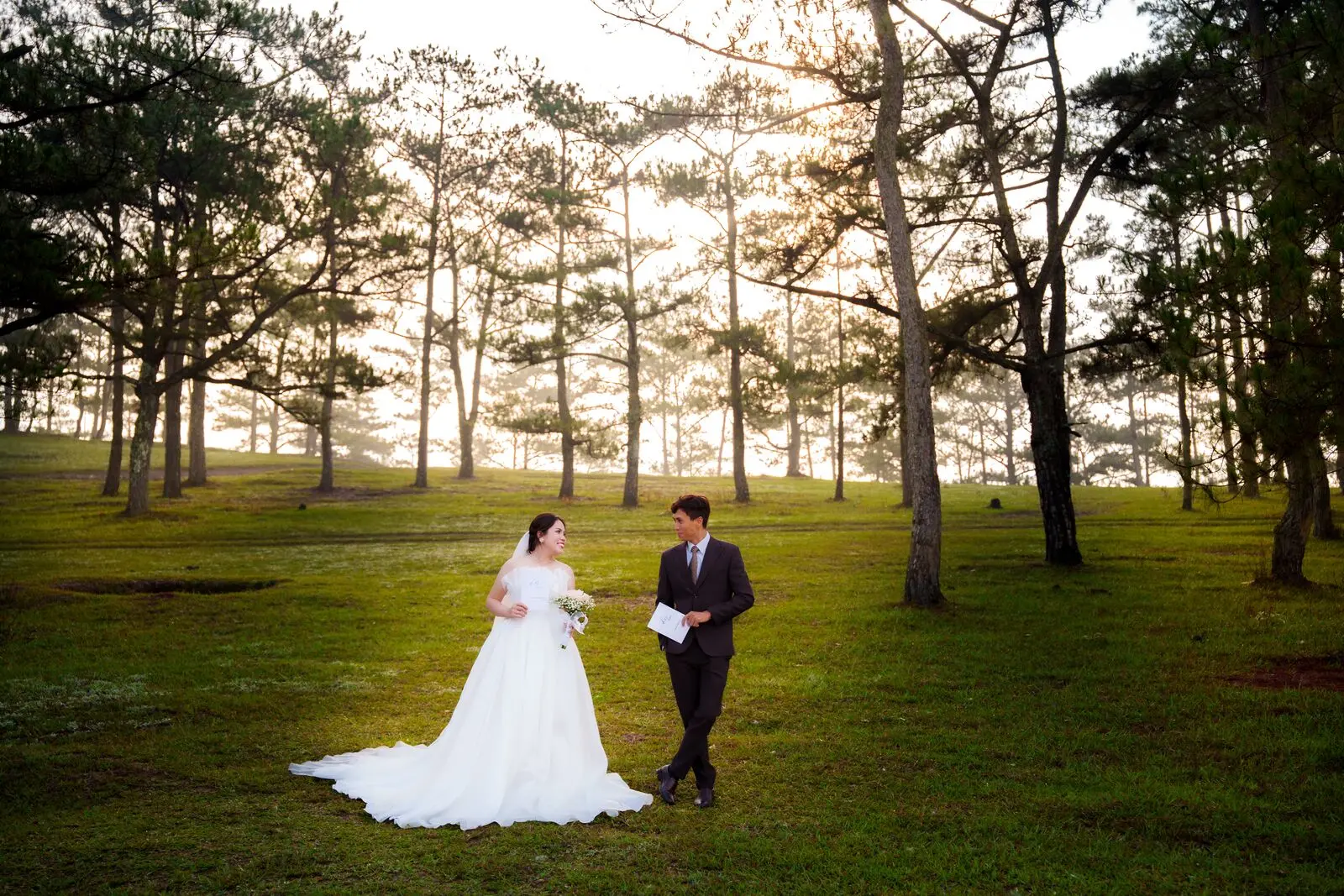Loo và Boo giữa đồi thông Đà Lạt trong nắng sớm