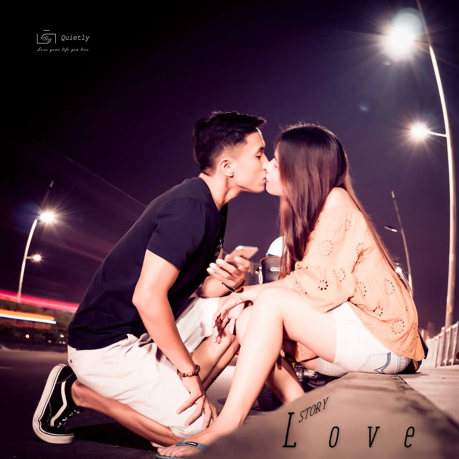 Loo và Boo hôn nhau bên lề đường dưới ánh đèn đêm