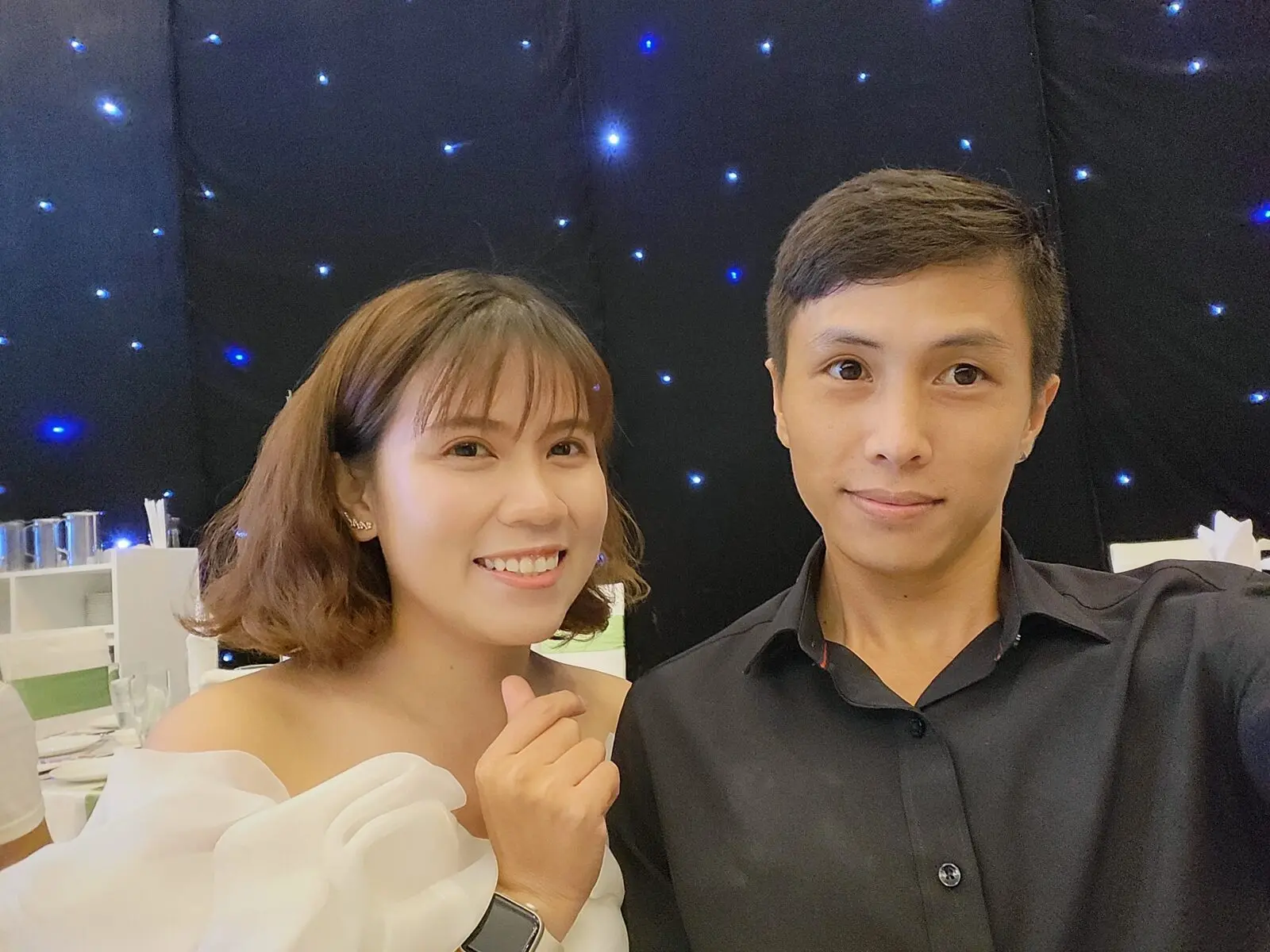 Loo và Boo chụp ảnh tự sướng trong một buổi tiệc tối