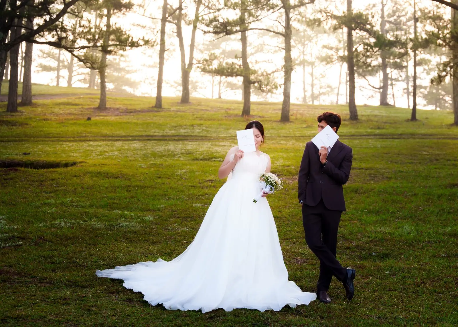 Loo và Boo che mặt sau tờ lời thề giữa đồi thông