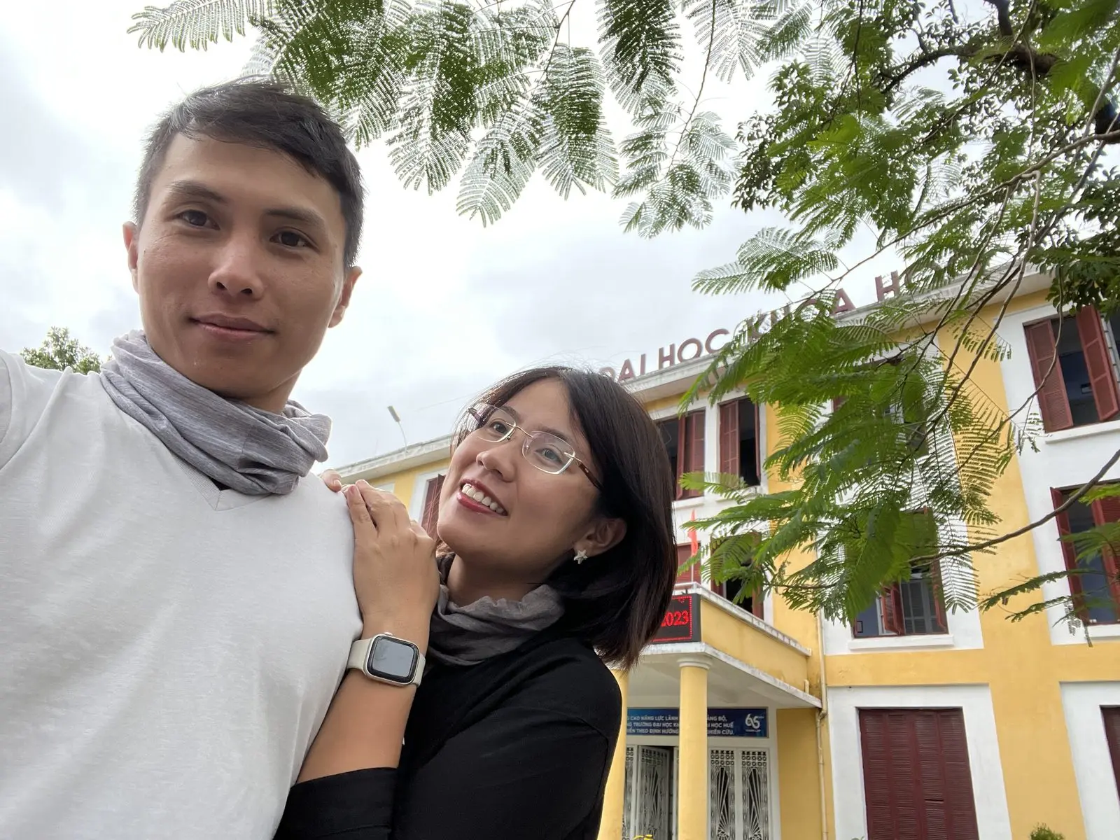 Loo và Boo chụp ảnh tự sướng trước một tòa nhà vàng cổ