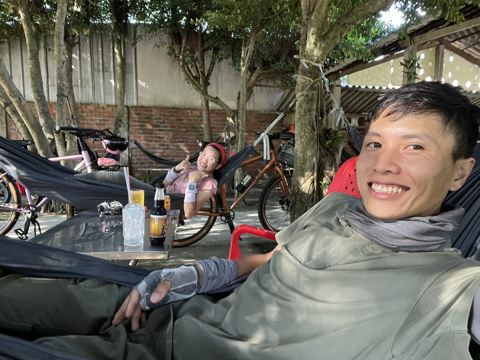 Boo nằm võng, Loo nằm võng phía sau, xe đạp dựng bên cạnh